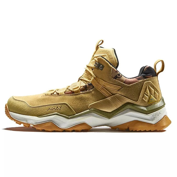 Helle Wanderschuhe in Olivgrün, ideal für abenteuerliche Wanderungen und lange Trails, bieten hervorragenden Halt.