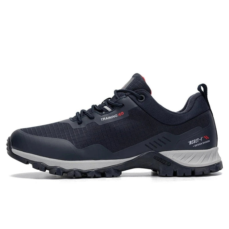 Robuste Wanderschuhe in Schwarz, konzipiert für anspruchsvolle Trails, bieten hervorragenden Halt und Stabilität.