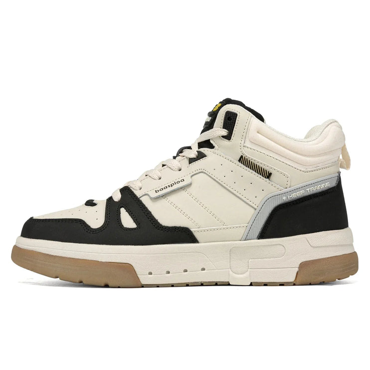 Stilvolle Sneakers in Schwarz und Weiß, ideal für sportliche Aktivitäten und lässige Outfits.