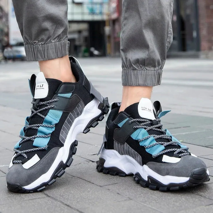 Robuste und langlebige Schuhe, ideal für Outdoor-Aktivitäten und Abenteuersport. Bieten besten Schutz und Unterstützung.
