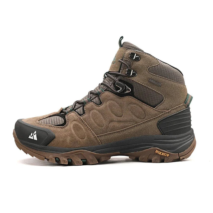 TrailMaster Pro Trek Boots in braunem Leder mit verstärkter Ferse, entwickelt für Langlebigkeit und optimalen Schutz bei Wanderungen.