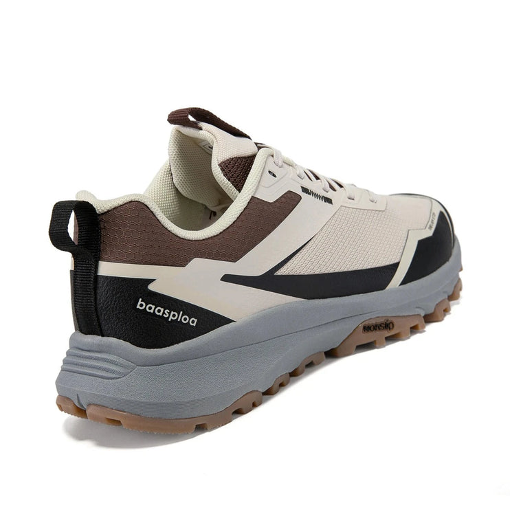 Robuste Wanderschuhe in sportlichem Design, ideal für unwegsames Gelände und städtische Erkundungen, bieten ausgezeichneten Halt.